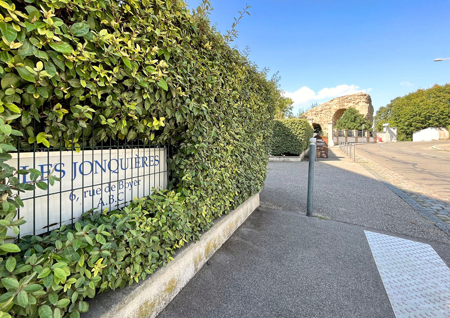 JONQUIERES – T3 de 52m² avec balcon, cave et parking – TASSIN-LA-DEMI-LUNE