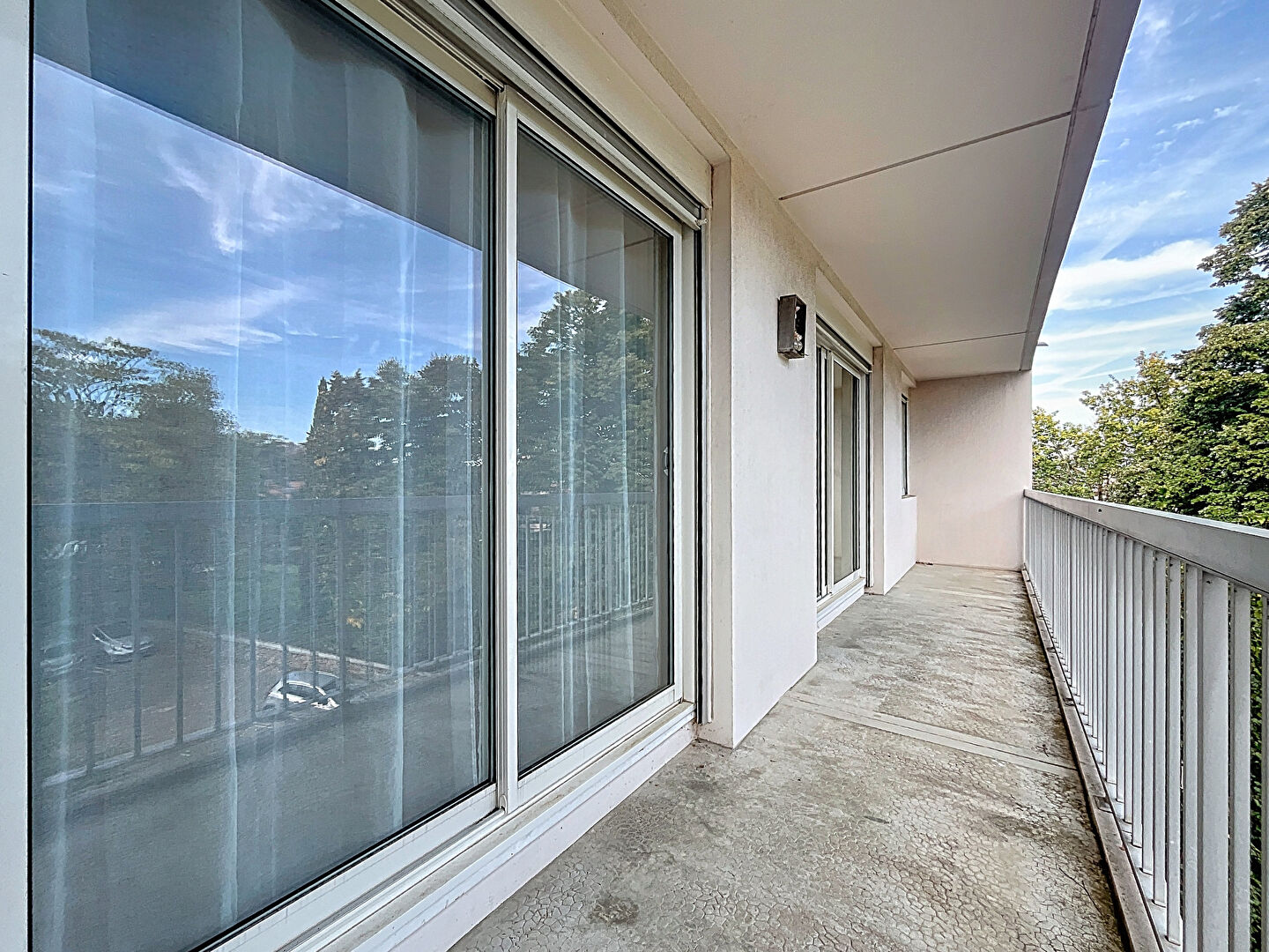 JONQUIERES – T3 de 52m² avec balcon, cave et parking – TASSIN-LA-DEMI-LUNE