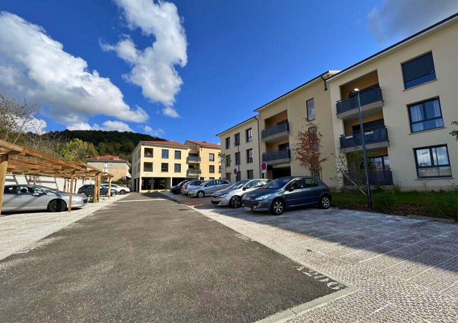 BOURGOIN JALLIEU – Appartement 2 pièces de 41.84 m² avec loggia et stationnement