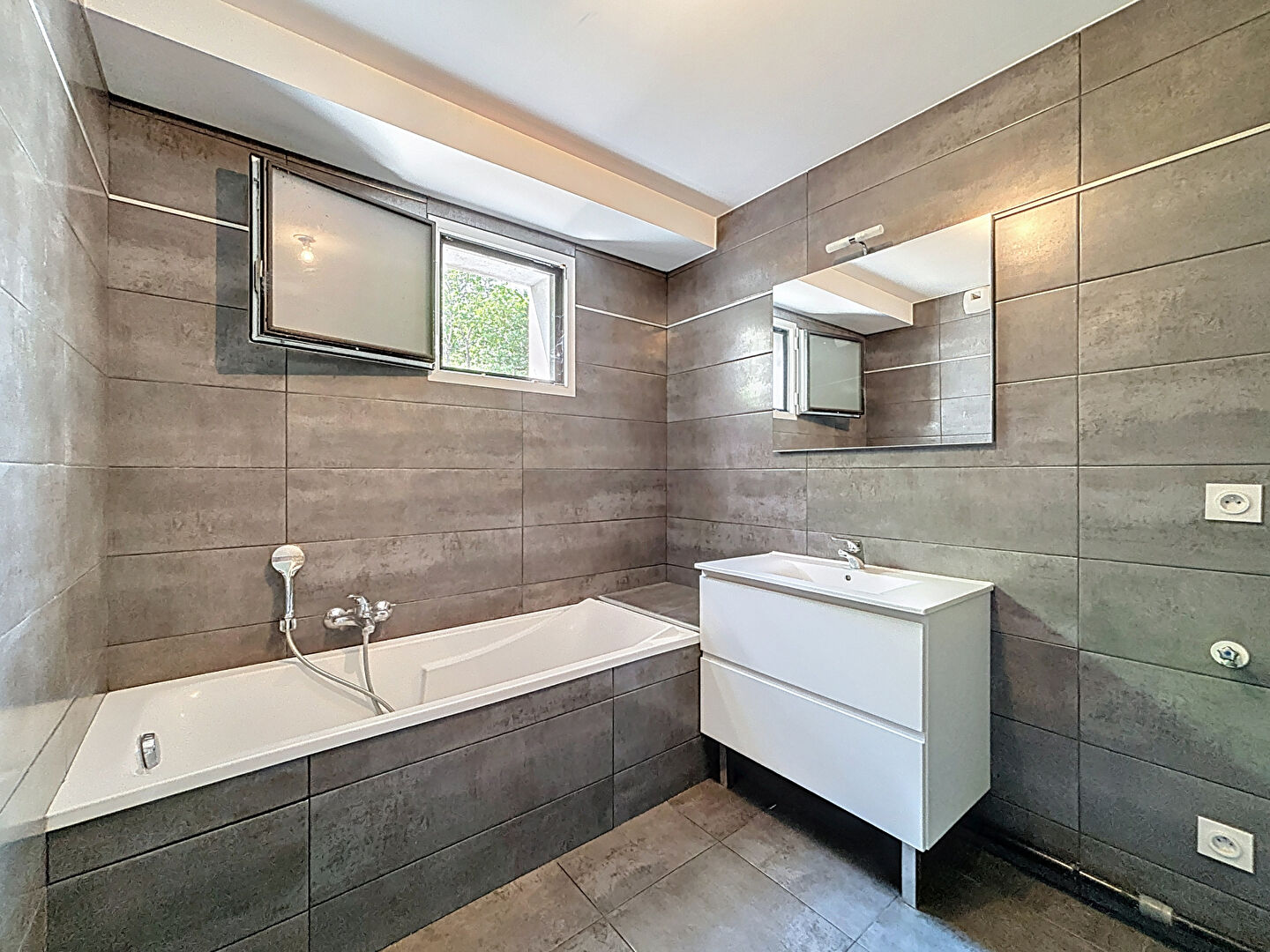 SEQUOIAS – T2 de 47,33m²  avec Terrasse et Garage en sous-sol- OULLINS PIERRE-BENITE