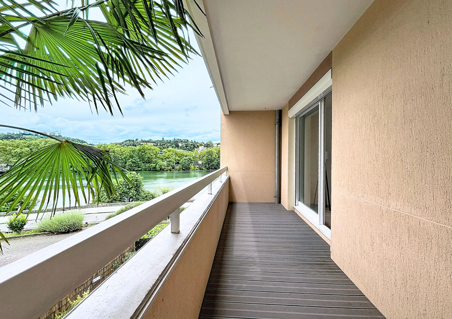 CLOS DE SAONE – T2 meublé de 40.50m² avec balcon et stationnement  – LYON 04 (JosephGillet)
