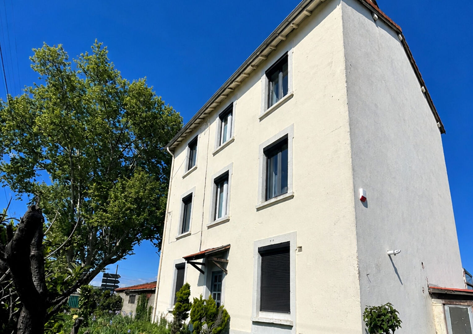 CASA FRATELLI – Chambre à louer dans maison de 9 pièces 210m² (285.00m² au sol) avec espaces verts – SAINT GENIS LAVAL – IRIGNY