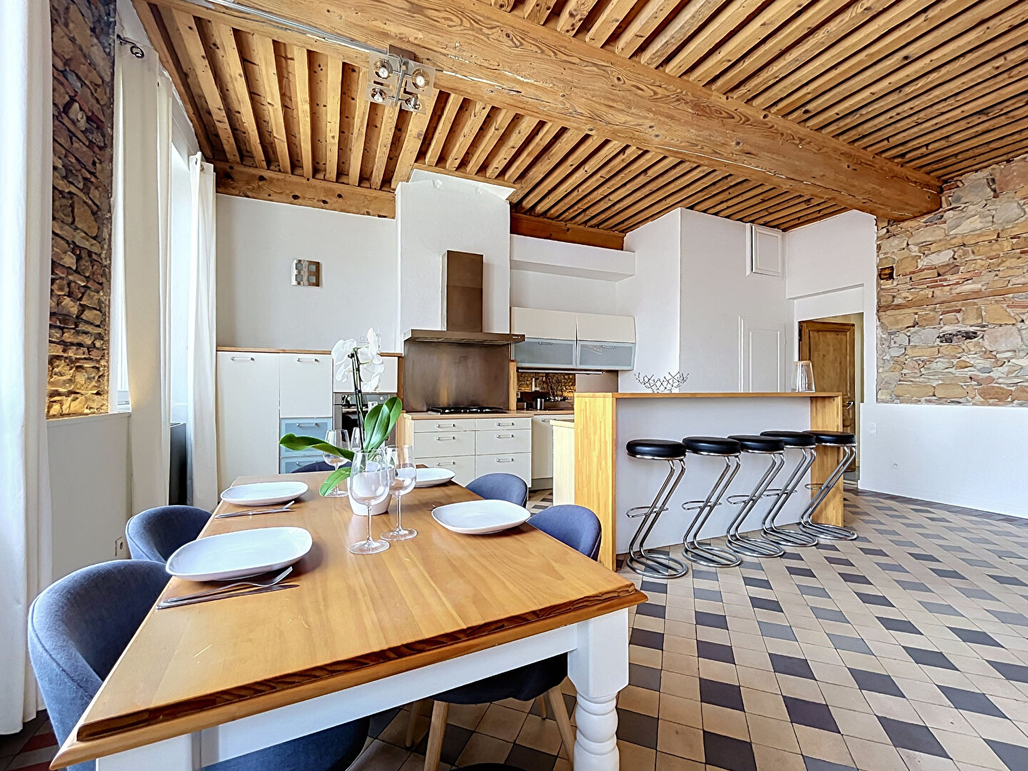 44CONDE – T3 meublé de 116.12m² en plein coeur du 2ème arrondissement – QUARTIER CHARITE